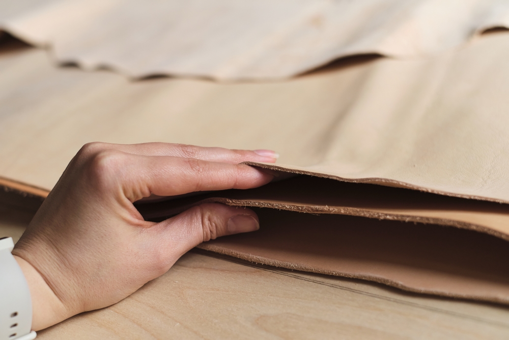 เทียบให้ชัด! หนังแท้ หนังกลับ หนังอัลคันทาร่า(Alcantara) แตกต่างกันอย่างไร?