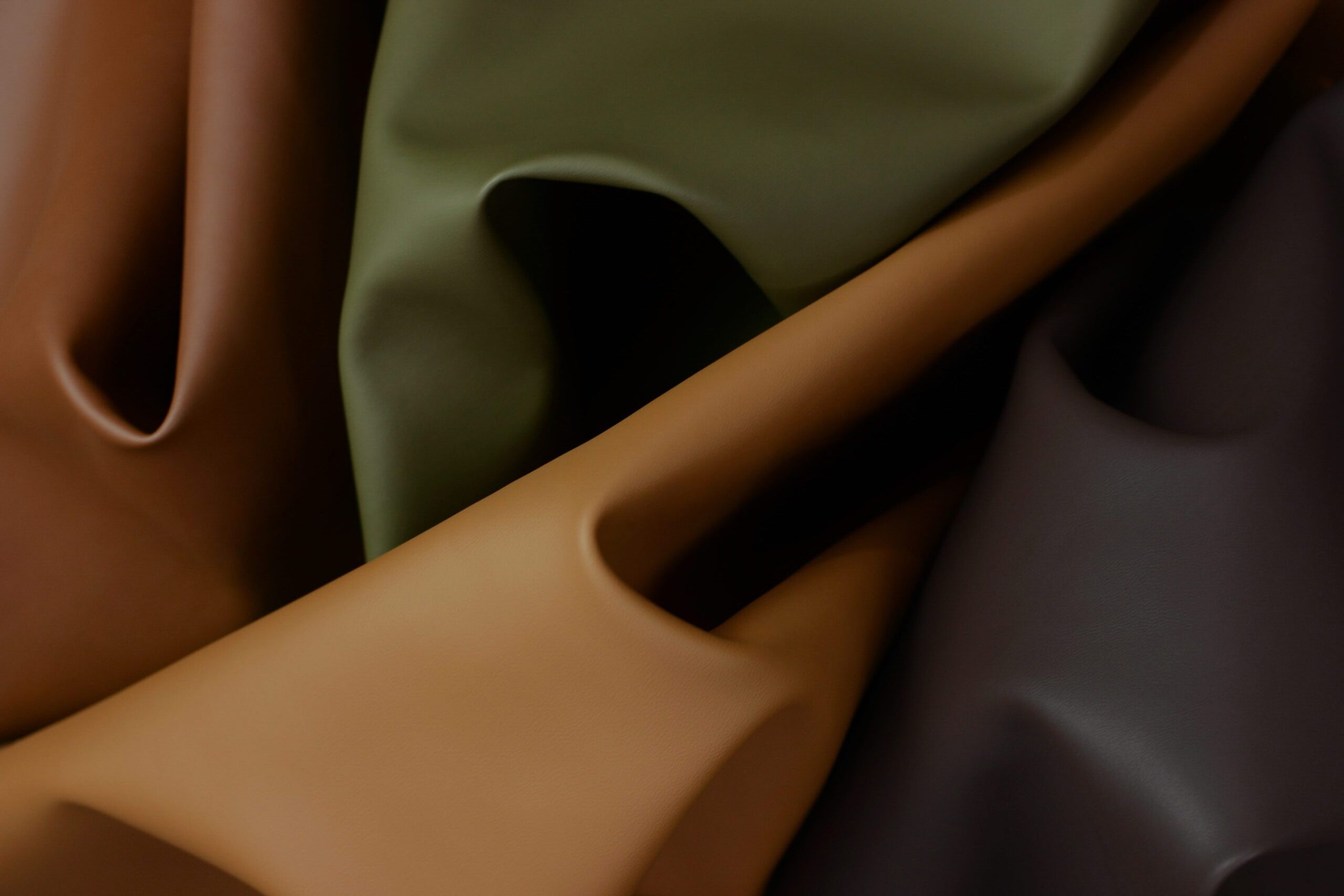 ตัวแทนความสวยพรีเมียมและยั่งยืน หนังวีแกน (Vegan) คืออะไร? เหมาะกับงานประเภทใด? และทำไมถึงเป็นทางเลือกใหม่แทนหนังแท้ ?